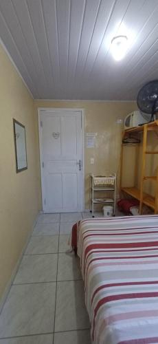 a room with two beds and a closet with a door at À 1,4km do Expotrade Pinhais in Pinhais