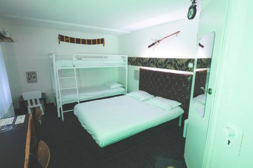 a small room with a bunk bed and a bunk bed gmaxwell gmaxwell gmaxwell at hôtel QUICK Palace Tours Nord in Tours