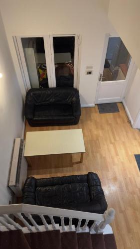 uma sala de estar com um sofá e uma mesa em Nice Double Room Clontarf House-1 em Dublin