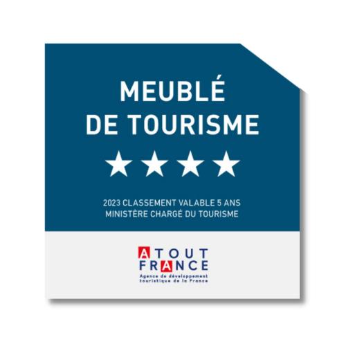 a blue thank you sign with four stars at Villa Egurra, à proximité d'une plage de sable fin in Santec