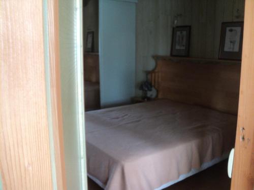 1 dormitorio con 1 cama en una habitación pequeña en maison à la campagne, en Villedoux