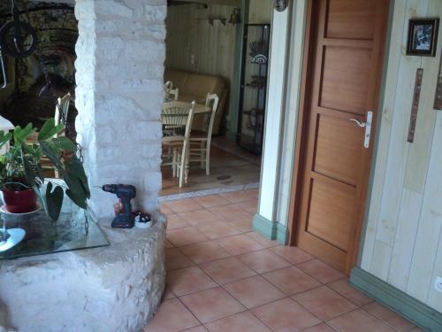 une entrée avec une porte dans l'établissement maison à la campagne, à Villedoux