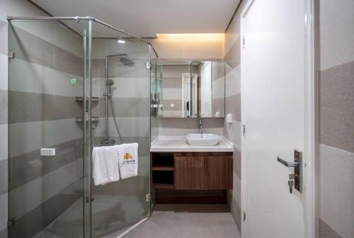 bagno con doccia e lavandino di MA Home Vinhomes Royal City with 2 Bedroom a Hanoi