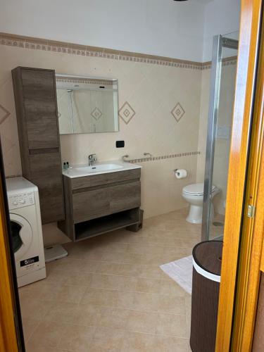 TorchiaroloにあるIl Focolare Casa Vacanzaのバスルーム(洗面台、トイレ付)