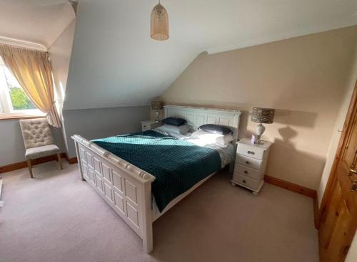 A bed or beds in a room at Cosy Rooms in a Stone Cottage