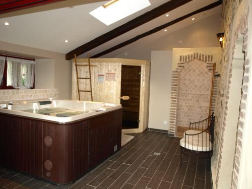 ein großes Badezimmer mit Badewanne und Dusche in der Unterkunft GITE la Rocaille in Sevremont