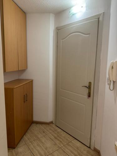 ein leeres Zimmer mit einer Tür und einem Telefon in der Unterkunft Gold Apartment in Ohrid