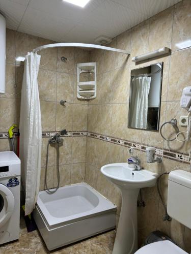 ein Badezimmer mit einem Waschbecken, einem WC und einer Badewanne in der Unterkunft Gold Apartment in Ohrid
