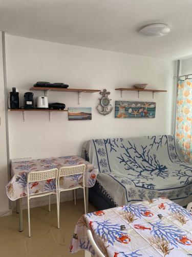una camera con due letti e due tavoli di Océano Fuerte a Costa de Antigua