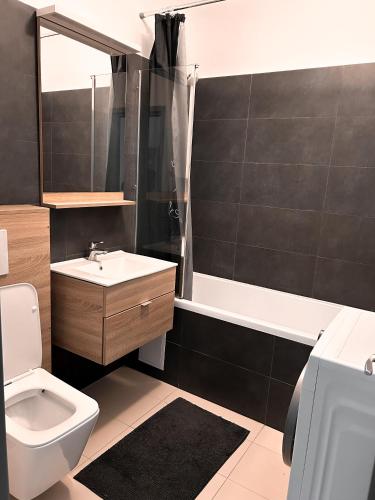 a bathroom with a toilet and a sink and a shower at xOază Urbană în Inima Copoului - 2 camere - AB Homes - parcare in Iaşi