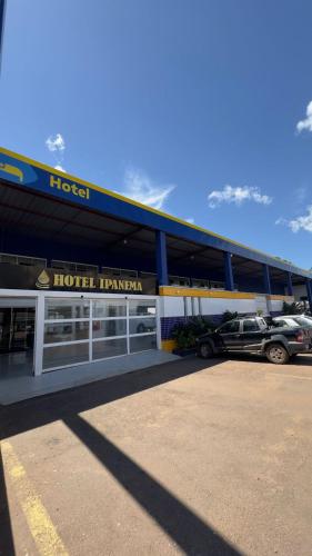 un hotel con dos coches estacionados en un estacionamiento en Hotel Ipanema, en Araguaína