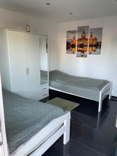 ハノーファーにあるMessewohnungのツインベッド2台とキャビネット付きのベッドルーム1室が備わります。
