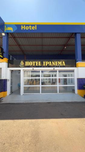 アラグァイーナにあるHotel Ipanemaの建物正面の看板のあるホテル