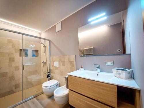 uma casa de banho com um lavatório, um WC e um chuveiro em Villa Citrus em Riva del Garda
