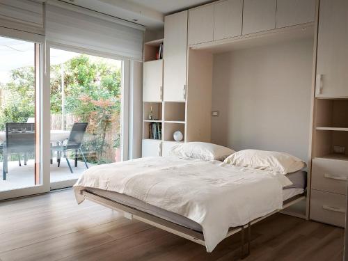 um quarto com uma cama e uma porta de vidro deslizante em Villa Citrus em Riva del Garda