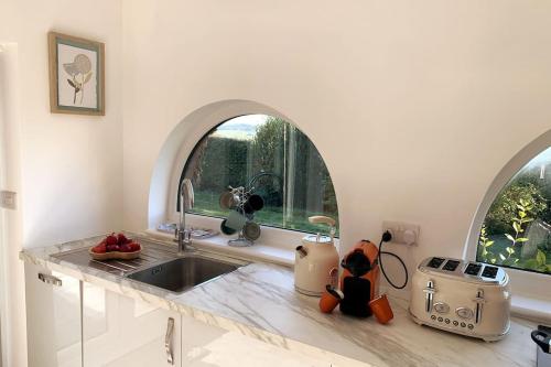 Ett kök eller pentry på Cosy Valley-View Cottage - Hot Tub, Free Parking, Countryside Views