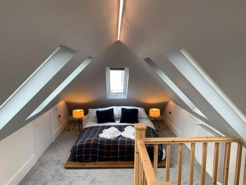 sypialnia z łóżkiem na poddaszu w obiekcie Cosy Valley-View Cottage - Hot Tub, Free Parking, Countryside Views w mieście Barham