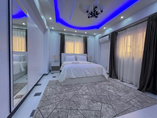 een slaapkamer met een bed met een blauw plafond bij Home2Home in Caïro