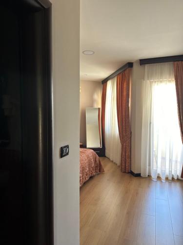 a bedroom with a bed and a window at Rritja e Koranit in Pogradec