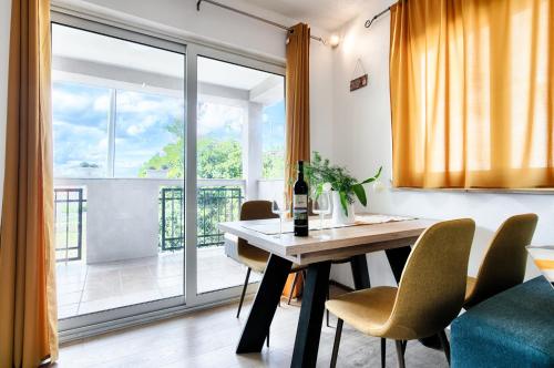 uma sala de jantar com uma mesa e cadeiras e uma janela em Kut em Vis