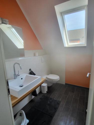 uma casa de banho com um lavatório e um WC em Komplette 4 Zimmer OG Wohnung em Langwedel