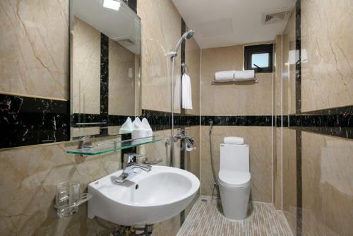 y baño con lavabo y aseo. en Patel Hotel Hanoi en Hanoi