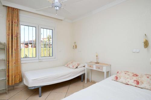 une chambre avec deux lits et une fenêtre dans l'établissement Villa Amapola by ON Travel, à Oliva