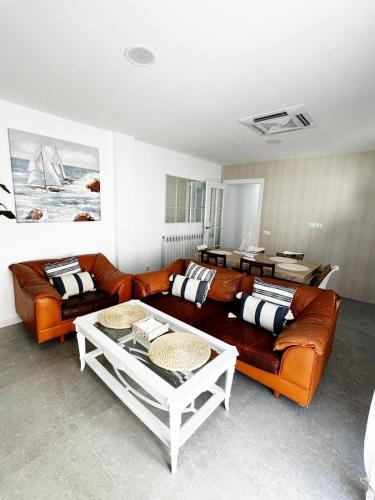 sala de estar con sofá y mesa en Moderno Piso en Puerto Sagunto, en Puerto Sagunto