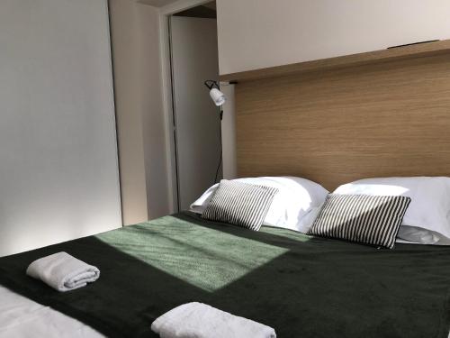 une chambre avec un lit avec deux serviettes dessus dans l'établissement Appartement bord de mer T4 marina di bravonne N5-6, à Linguizzetta