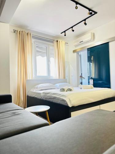 1 Schlafzimmer mit 2 Betten und einem Fenster in der Unterkunft Studio Apartment 24/7 Self Check-in in Tirana