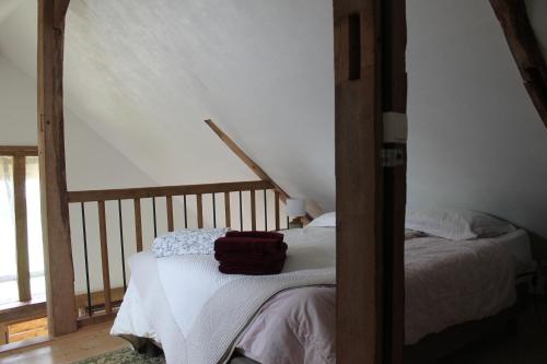 une chambre avec deux lits dans un grenier dans l'établissement La CHARETTERIE Gites du Manoir de La Porte, à Les Authieux-sur-Calonne
