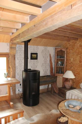 una sala de estar con estufa de leña. en La CHARETTERIE Gites du Manoir de La Porte, en Les Authieux-sur-Calonne