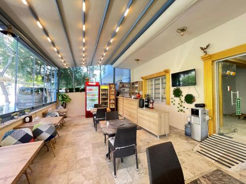 een kamer met een tafel en stoelen en een keuken bij İkarus Hotel in Kuşadası