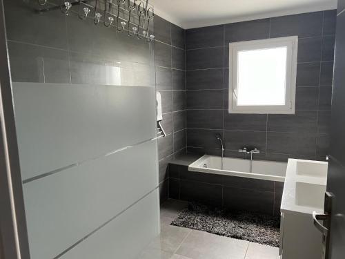 Koupelna v ubytování Villa Kaly,piscine privée plein sud, climatisation, internet