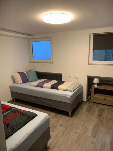 1 dormitorio con 2 camas y ventana en Ferienunterkunft Zeitwohnen, en Wilhelmshaven