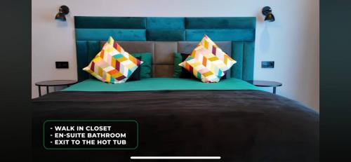 um poster de uma cama com almofadas coloridas em Luxury villa with breathtaking view & hot tub, middle of Golden Circle , Smart home lights & electronics for comfort em Reykholt