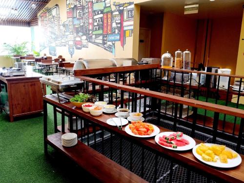een buffet met borden eten in een restaurant bij Siri Poshtel Bangkok in Bangkok