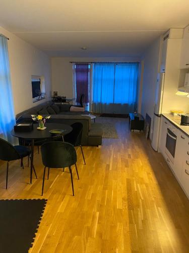 uma sala de estar com um sofá e uma mesa em Hyllie apartment em Malmo
