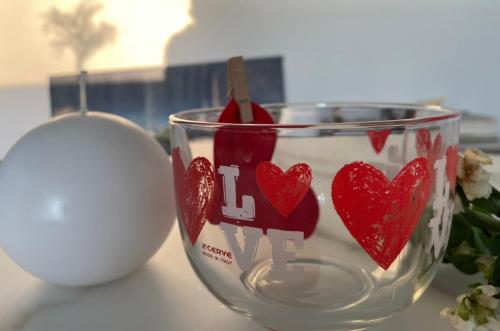 uma taça de vidro com corações sobre a mesa em Hyllie apartment em Malmo
