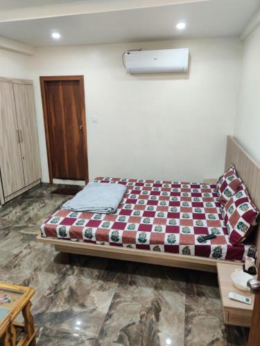 um quarto com uma cama num quarto em PK Lodging em Ulhāsnagar