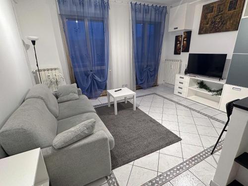 sala de estar con sofá y TV en NUOVO Appartamento Bora Scura, en Trieste