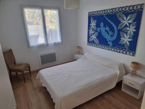 une chambre avec un lit blanc et une fenêtre dans l'établissement maison du bonheur, à Mimizan