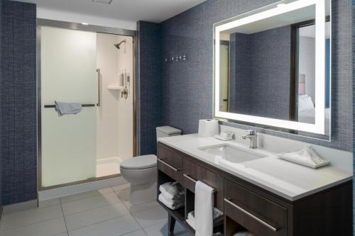 y baño con lavabo, aseo y espejo. en Home2 Suites By Hilton Northville Detroit en Northville