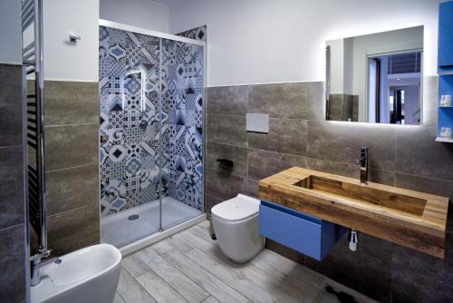 een badkamer met een wastafel, een toilet en een douche bij Alivi Indipendent Apartment in Brindisi