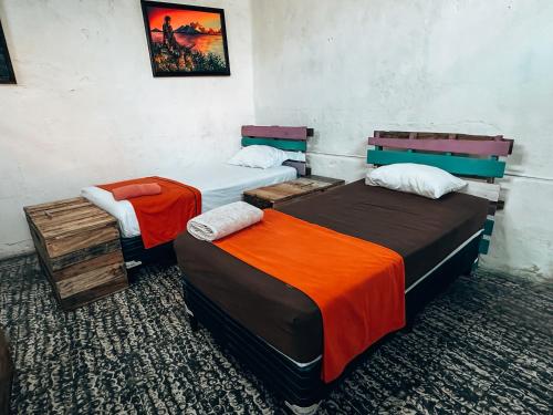 twee bedden naast elkaar in een kamer bij Casa Nicté in Flores