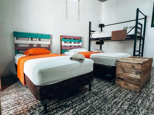 2 Betten in einem Zimmer mit 2 Etagenbetten in der Unterkunft Casa Nicté in Flores
