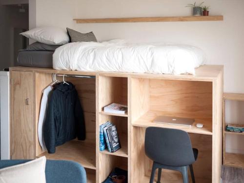 1 dormitorio con cama, escritorio y silla en Contemporary City Studio Apartment 2 Minutes from Station en Aberdeen