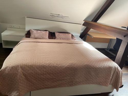 - une chambre avec un lit et une couette brune dans l'établissement Jenys Apartment Usti 2, à Ústí nad Labem