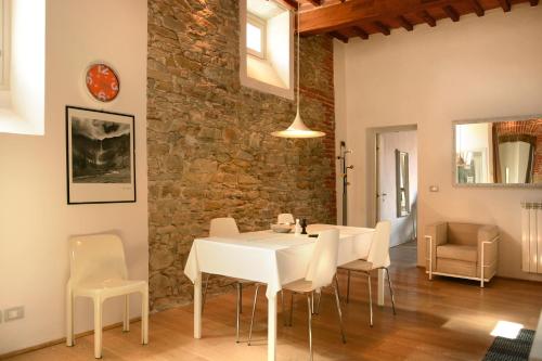 a dining room with a white table and chairs at Il Canzoniere in Arezzo