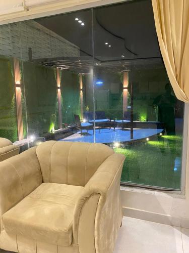 un soggiorno con divano e piscina di شاليهات لانا لاند نموذج 1 a As Sayl aş Şaghīr